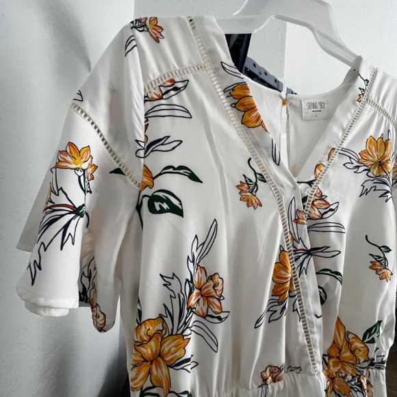 BRAND: Sienna Sky. Made in Vietnam, size Large. Casual - Picture 6 of 8
